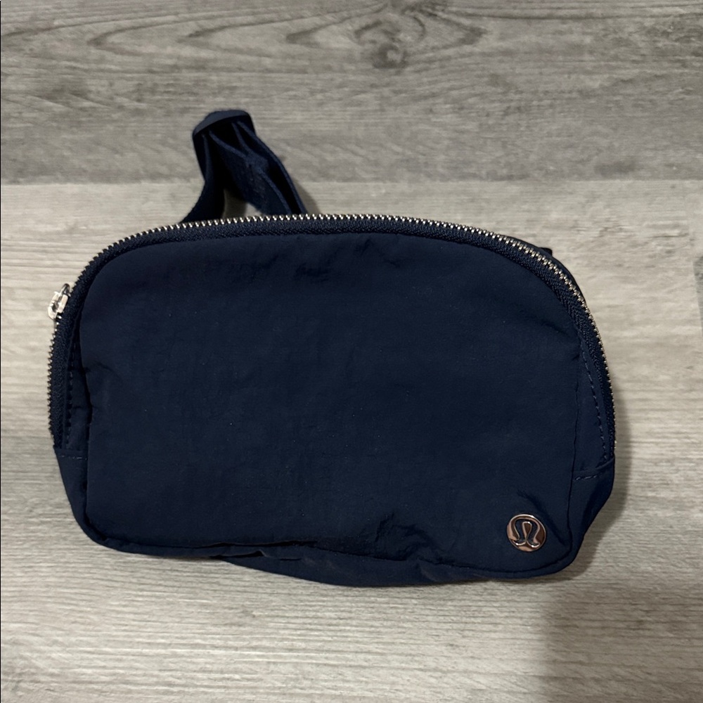 lululemon - everywhere belt bag NEVER USED